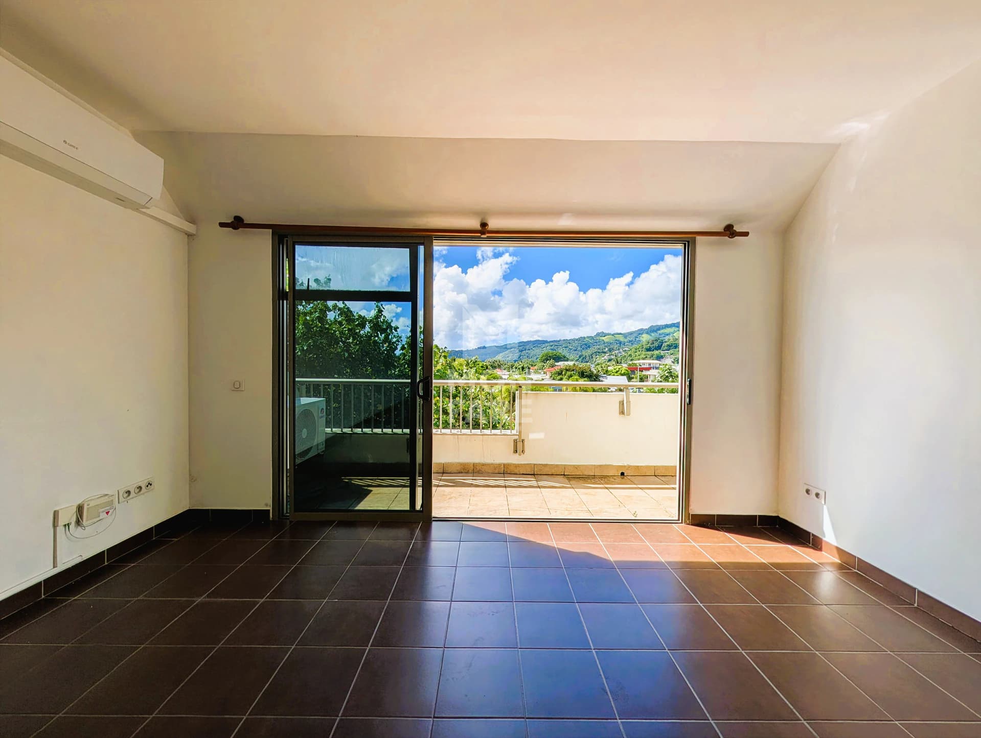 ARUE - GRAND F2 DE 82 m2 AVEC VUE MER PARTIELLE + 1 PARKING - Image 3