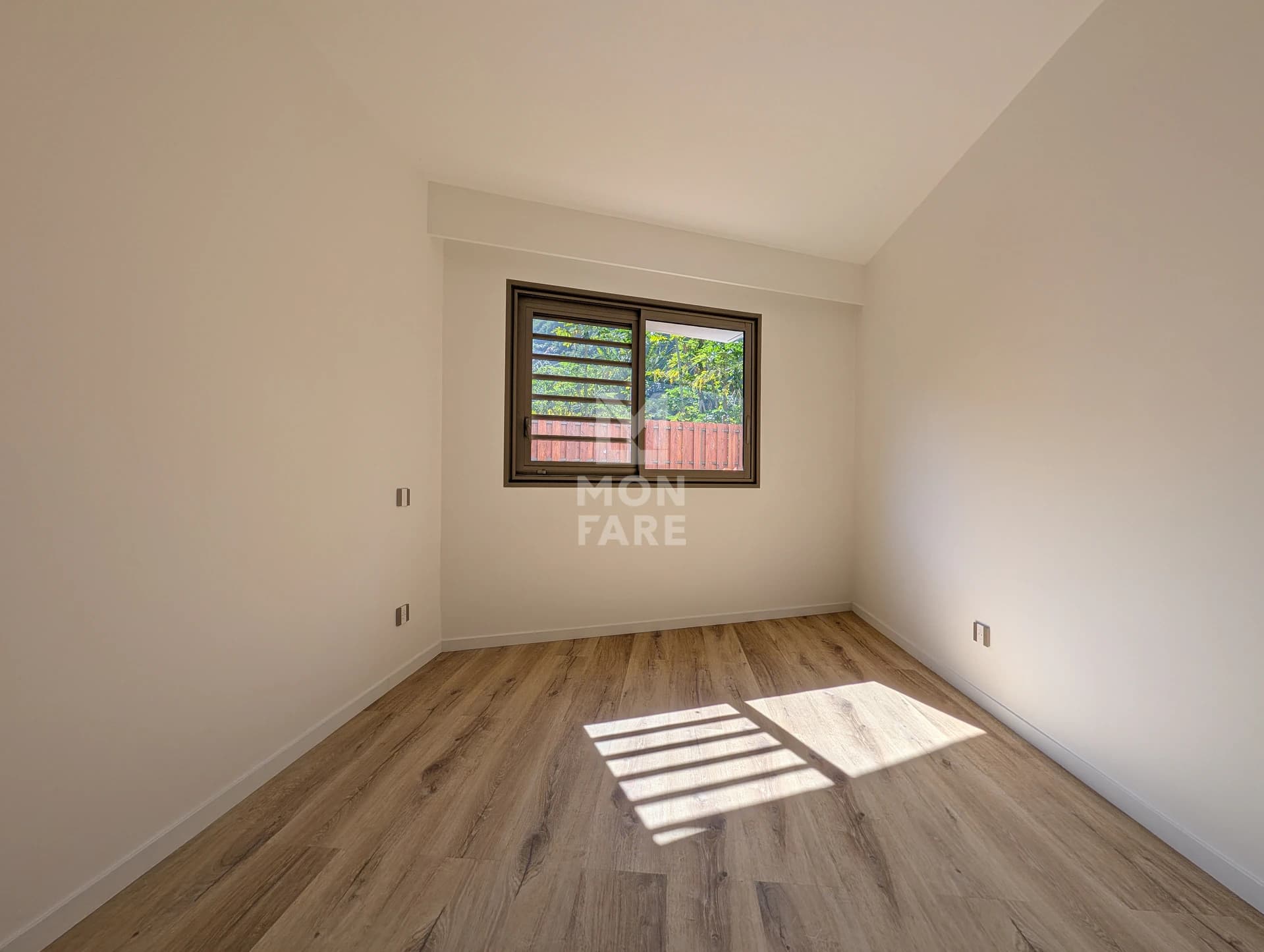 PUNAAUIA PROCHE LAGON - T4 de 131 M² AVEC BUREAU TERRASSE VUE MER - Image 8