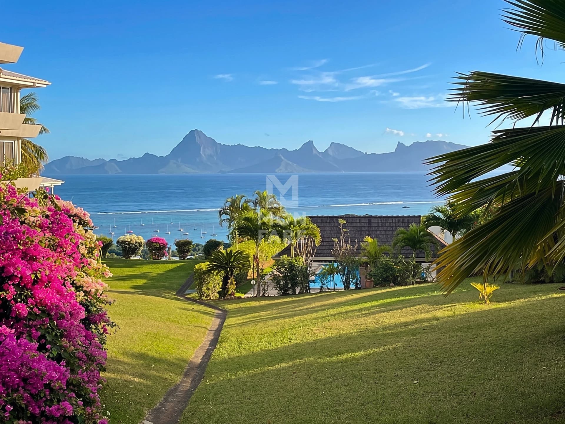PUNAAUIA – F4 MEUBLÉ AVEC VUE, PISCINE & JARDIN - Image 2