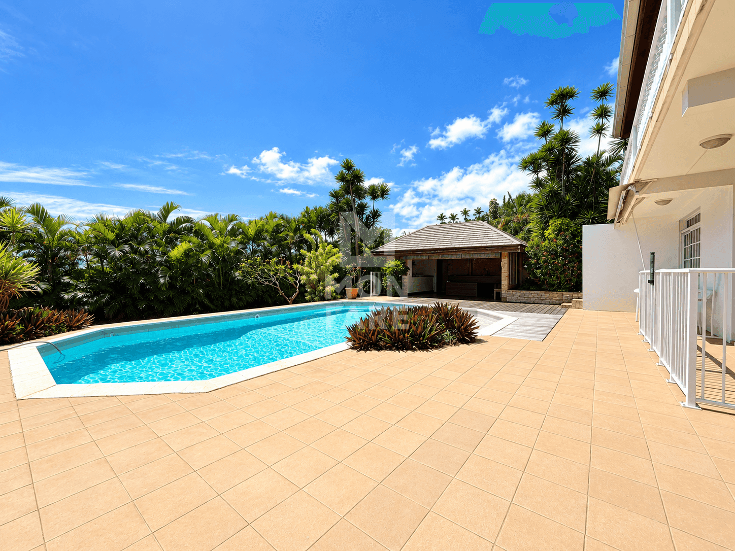 PAMATAI – Magnifique Maison F6 de 250m2 avec Piscine et Vue Mer - Image 3